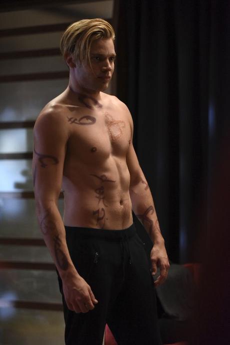 ‘Shadowhunters’ 1×04 Promotional Photos ‘Raising Hell’ <--- Don't mind me, I'll be over here in my puddle of drool... <3: 
