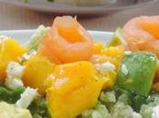 Ensalada quinoa salmón, aguacate, mango queso feta