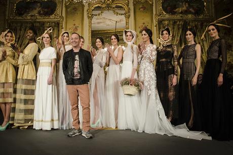 Santos López, diseñador de Santos Costura, posando tras el desfile en Atelier Couture