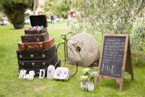 colores-de-boda-organización-bodas-015-rincon-bienvenida-maletas-protector-tacon