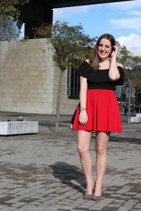 Outfit chic y sexy en negro y rojo