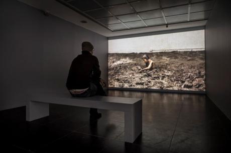 Regina José Galindo y sus performance en Alemania Regina José Galindo, Nadie atraviesa la región sin ensuciarse, 2015. Vista de la exposición en Frankfurter Kunstverein. Foto: N. Miguletz © Frankfurter Kunstverein