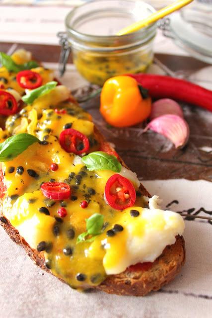 Tosta de bacalao y pil-pil de maracuyá