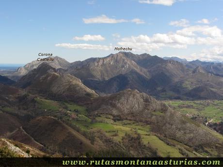 Corona Castiellu y Mofrechu desde Pico Moru, Parres