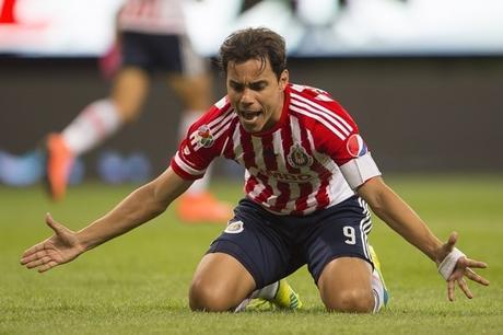 Omar Bravo podría no continuar en Chivas