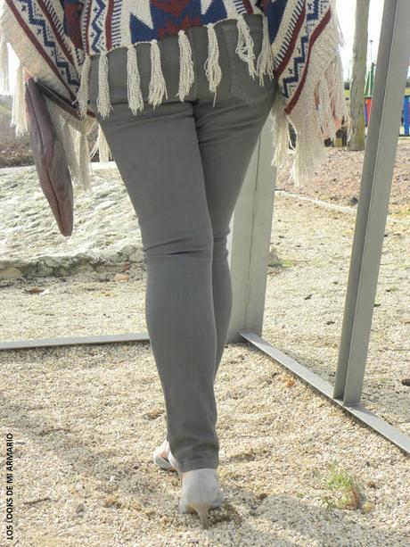 http://www.loslooksdemiarmario.com/2016/04/etnic-style-poncho-look-curvy.html