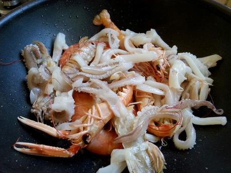 Espaguetis con cigalas y gambas – Espaguetis con calamares y galeras – Spaghetti con scampi e gamberi espaguetisgambonescalamares2