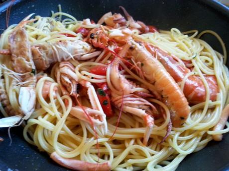 Espaguetis con cigalas y gambas – Espaguetis con calamares y galeras – Spaghetti con scampi e gamberi espaguetisgambonescalamares4