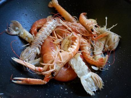 Espaguetis con cigalas y gambas – Espaguetis con calamares y galeras – Spaghetti con scampi e gamberi espaguetisgambonescalamares1