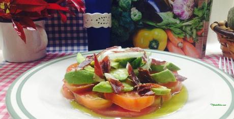 Ensalada de aguacate, tomate y cebolleta con iberico