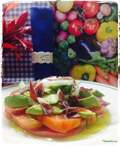 Ensalada de tomate, aguacate, cebolleta e ibérico 2
