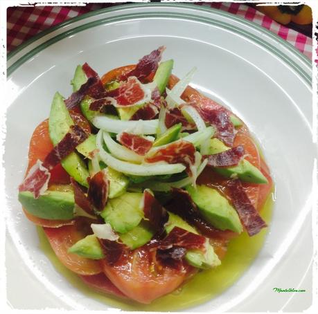Ensalada de tomate, aguacate, cebolleta e ibéricos 1