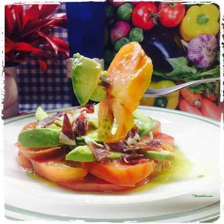 Ensalada de tomate, aguacate, cebolletas e ibérico. 5