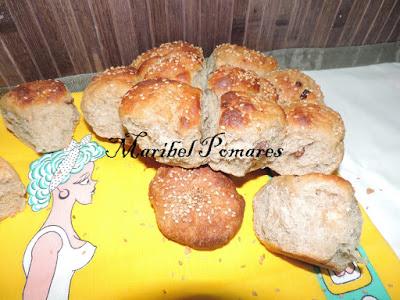 Pan de panecillos persimon con sésamo y pasas.