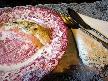 Salmón en salsa de puerros con piñones