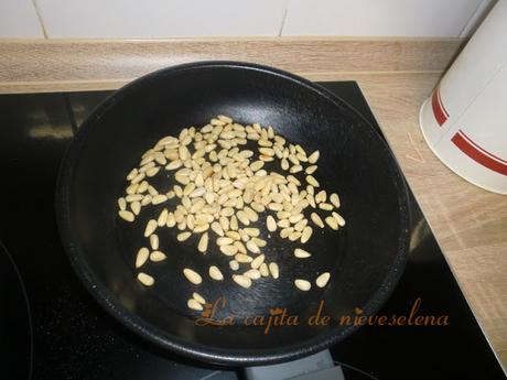 Salmón en salsa de puerros con piñones