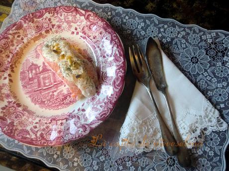 Salmón en salsa de puerros con piñones