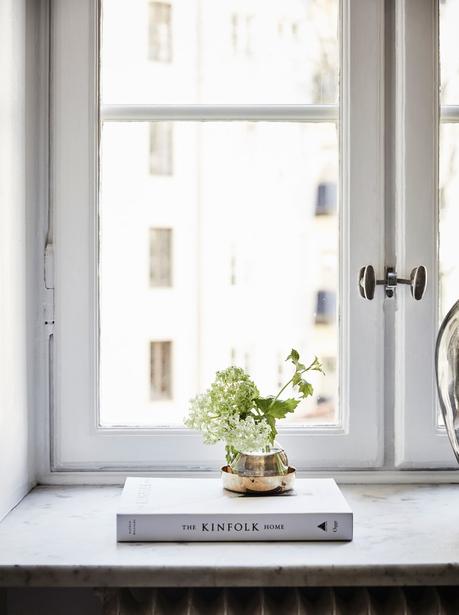 Un dosel hecho de sábanas textiles dormitorios estilo nórdico dormitorios nórdicos decoración pisos pequeños decoracion dormitorios camas con dosel blog interiores decoración algodón lino gasas arrugadas 