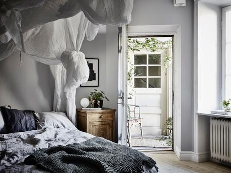 Un dosel hecho de sábanas textiles dormitorios estilo nórdico dormitorios nórdicos decoración pisos pequeños decoracion dormitorios camas con dosel blog interiores decoración algodón lino gasas arrugadas 