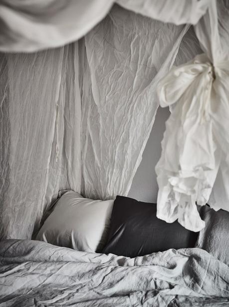 Un dosel hecho de sábanas textiles dormitorios estilo nórdico dormitorios nórdicos decoración pisos pequeños decoracion dormitorios camas con dosel blog interiores decoración algodón lino gasas arrugadas 