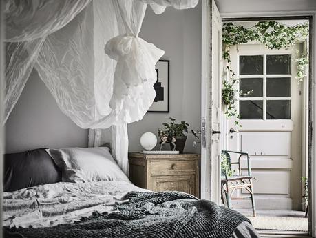 Un dosel hecho de sábanas textiles dormitorios estilo nórdico dormitorios nórdicos decoración pisos pequeños decoracion dormitorios camas con dosel blog interiores decoración algodón lino gasas arrugadas 
