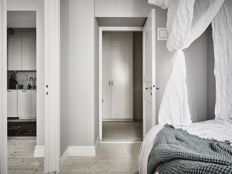 Un dosel hecho de sábanas textiles dormitorios estilo nórdico dormitorios nórdicos decoración pisos pequeños decoracion dormitorios camas con dosel blog interiores decoración algodón lino gasas arrugadas 