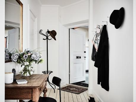 Un dosel hecho de sábanas textiles dormitorios estilo nórdico dormitorios nórdicos decoración pisos pequeños decoracion dormitorios camas con dosel blog interiores decoración algodón lino gasas arrugadas 