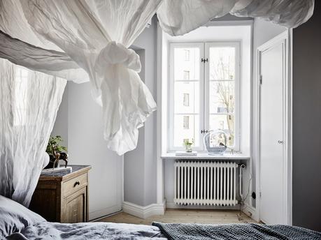 Un dosel hecho de sábanas textiles dormitorios estilo nórdico dormitorios nórdicos decoración pisos pequeños decoracion dormitorios camas con dosel blog interiores decoración algodón lino gasas arrugadas 