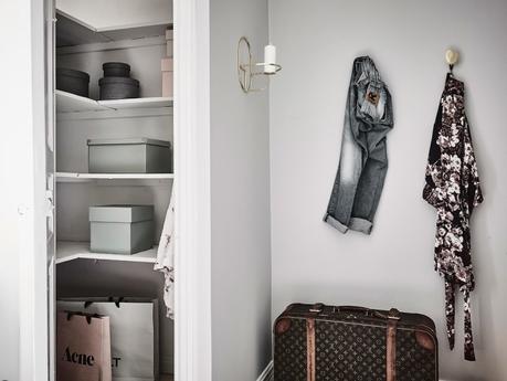 Un dosel hecho de sábanas textiles dormitorios estilo nórdico dormitorios nórdicos decoración pisos pequeños decoracion dormitorios camas con dosel blog interiores decoración algodón lino gasas arrugadas 