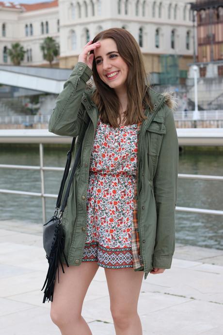 Outfit con mono de flores y parka para primavera