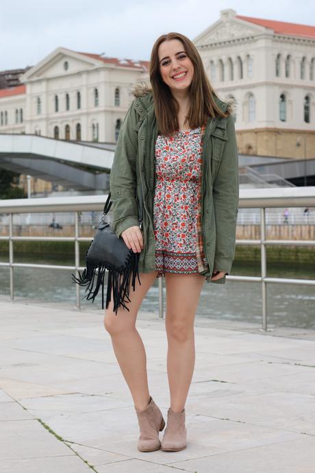 Outfit con mono de flores y parka para primavera
