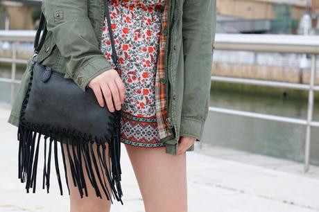 Outfit con mono de flores y parka para primavera