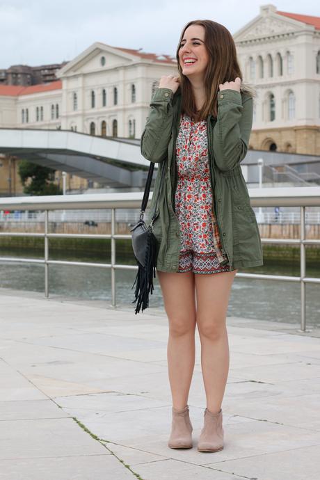Outfit con mono de flores y parka para primavera