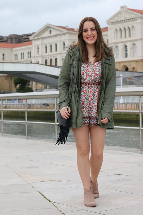 Outfit con mono de flores y parka para primavera