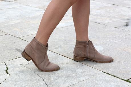 Outfit con mono de flores y parka para primavera