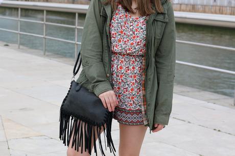 Outfit con mono de flores y parka para primavera