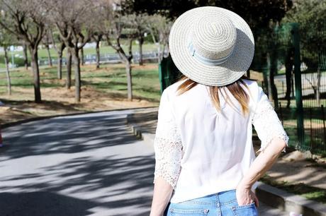 Look con americana y top bordado