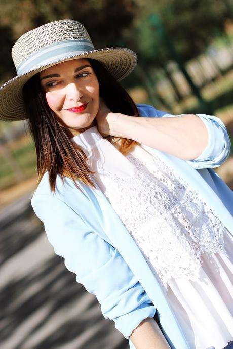 Look con americana y top bordado