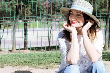 Look con americana y top bordado