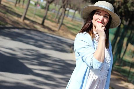 Look con americana y top bordado