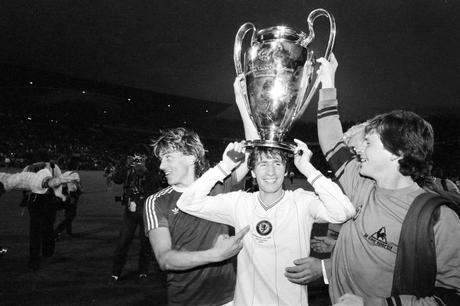 European_Cup_Final_at_De_Kuip_Stadium_in_Rotterdam._Aston_Villa_1_v_Bayern_Munich_0._Villa_players_celebrate_with_the_trophy._26th_May_1982_339144_450127068