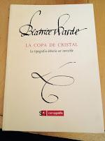 Beatrice Warde o pulir una copa de cristal