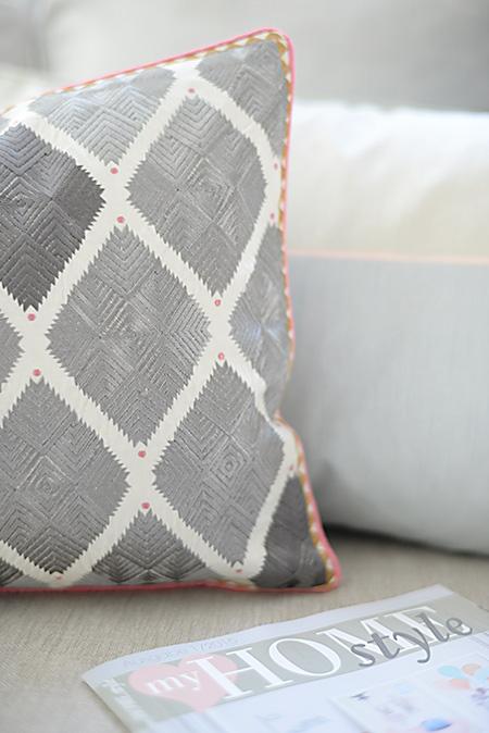 MESA DE PALET y una pareja perfecta en este salón...GRIS Y ROSA!