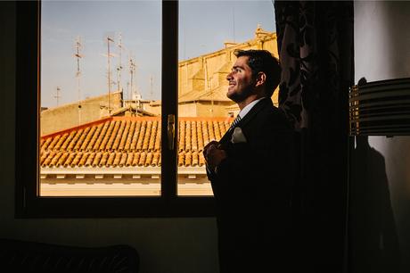 retrato-ventana-barbastro-fotografo-boda-pirineos