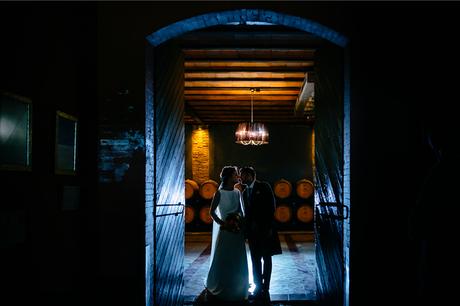 pareja-bodega-fotografo-boda-pirineos