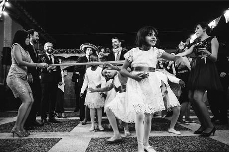 niñas-baile-fotografo-boda-pirineos
