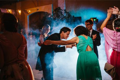 baile-fiesta-humo-fotografo-boda-pirineos