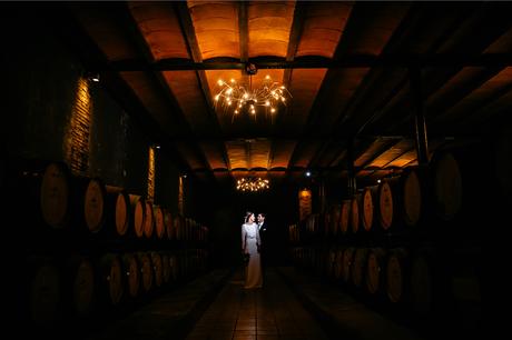 pareja-bodega-toneles-fotografo-boda-pirineos