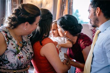 beso-niña-fotografo-boda-pirineos