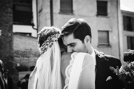 abrazo-novios-fotografo-boda-pirineos